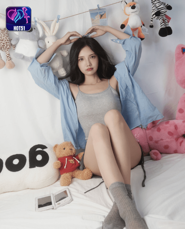 Di era hiburan digital, aplikasi live streaming semakin digemari. Banyak orang Indonesia kini mencari cara agar pengalaman menonton dan berinteraksi lebih seru tanpa batasan. Salah satu yang sering dibicarakan adalah hot51 live streaming mod apk.Mengapa aplikasi ini begitu ramai diburu? Jawabannya sederhana: fitur premium yang biasanya berbayar bisa diakses secara gratis, dan interaksi di dalamnya terasa lebih bebas. Namun, di balik semua itu, ada hal penting yang harus dipahami. Artikel ini akan membahas secara menyeluruh apa itu aplikasi ini, fitur yang ditawarkan, perbedaan dengan versi resmi, hingga risiko yang perlu diwaspadai.Apa Itu Hot51 Live Streaming Mod APK?Secara umum, mod APK adalah aplikasi versi modifikasi dari yang asli. Dalam hal ini, hot51 live streaming mod apk berarti aplikasi live streaming yang sudah diubah oleh pihak ketiga. Modifikasi tersebut biasanya menghapus batasan tertentu dan membuka fitur premium agar pengguna bisa menikmatinya tanpa biaya tambahan.Dengan begitu, pengguna bisa menonton, berinteraksi, hingga menggunakan fitur-fitur eksklusif yang sebelumnya hanya tersedia bagi pengguna VIP.Fitur-Fitur Utama di Hot51 Live Streaming Mod APKBerdasarkan ulasan dari komunitas pengguna, berikut beberapa fitur yang membuat aplikasi ini populer:Unlocked All Premium Features – Akses penuh ke semua fitur tanpa perlu upgrade berbayar.Tanpa Iklan – Iklan sering mengganggu pengalaman, tapi di versi mod ini sebagian besar dihapus.Streaming Lancar – Banyak pengguna melaporkan pengalaman menonton lebih stabil.Interaksi Tanpa Batas – Pengguna merasa lebih bebas dalam berkomunikasi dan menikmati layanan.Update Manual – Meski tidak otomatis seperti versi resmi, versi mod biasanya tetap menyediakan perbaikan di forum tertentu.Mengapa Banyak yang Mencari Hot51 Live Streaming Mod APK?Ada beberapa faktor yang membuat pencarian ini meningkat:Hiburan Tanpa Biaya Tinggi
Akses premium di versi resmi bisa terasa mahal bagi sebagian pengguna.Popularitas Live Streaming di Indonesia
Budaya menonton live streaming kini bukan hanya sekadar hiburan, tetapi juga bagian dari gaya hidup digital.Fitur Tambahan
Aplikasi modifikasi biasanya menawarkan sesuatu yang tidak ada di versi resmi.Rasa Penasaran
Banyak orang tergoda untuk mencoba tren baru, terutama jika sering dibicarakan di forum online.Perbandingan Versi Resmi dan Mod
Aspek	Versi Resmi	Hot51 Live Streaming Mod APK
Akses Premium	Harus berbayar	Gratis, sudah terbuka semua
Iklan	Ada	Sebagian besar dihapus
Keamanan	Lebih terjamin	Bergantung pada sumber unduhan
Update	Otomatis via Play Store	Manual, harus cari sendiri
Legalitas	100% legal	Tidak resmi, berpotensi melanggar hak
Risiko Menggunakan Hot51 Live Streaming Mod APKMeskipun terlihat menguntungkan, tetap ada risiko yang harus diperhatikan:Keamanan Data – File modifikasi bisa saja disusupi malware.Tidak Ada Dukungan Resmi – Jika ada bug, tidak bisa menghubungi support asli.Pelanggaran Hak Cipta – Versi modifikasi tidak diakui secara hukum.Kinerja Perangkat – Beberapa pengguna melaporkan aplikasi crash atau memperlambat ponsel.Tips Aman Sebelum DownloadJika tetap ingin mencoba hot51 live streaming mod apk, ada beberapa langkah pencegahan yang bisa dilakukan:Unduh hanya dari sumber yang dikenal aman.Gunakan antivirus di perangkat untuk memindai file APK.Baca ulasan dari komunitas pengguna sebelum instalasi.Jangan gunakan di ponsel utama jika masih ragu.Mengapa Indonesia Jadi Pasar Besar untuk Live Streaming Mod APK?Ada beberapa alasan khusus:Jumlah pengguna internet terus bertumbuh – Lebih dari 200 juta orang online di Indonesia.Gaya hidup digital – Live streaming sudah jadi hiburan sehari-hari.Preferensi konten gratis – Banyak yang lebih suka alternatif gratis dibandingkan berlangganan.Komunitas aktif – Forum dan grup online memudahkan penyebaran file APK modifikasi.Alternatif Legal yang Bisa DipilihBagi yang mengutamakan keamanan, ada beberapa opsi sah:Gunakan versi gratis dengan fitur terbatas.Manfaatkan promo resmi yang sering ditawarkan.Coba aplikasi live streaming lain yang menawarkan paket hemat.Pengalaman Pengguna: Plus dan MinusDari berbagai forum, berikut rangkuman pengalaman pengguna:Kelebihan:Akses premium gratis.Tanpa iklan.Streaming lebih lancar.Kekurangan:Update manual cukup merepotkan.Tidak semua fitur stabil.Risiko keamanan tetap ada.KesimpulanTren hot51 live streaming mod apk menunjukkan betapa besarnya minat masyarakat terhadap hiburan digital gratis di Indonesia. Aplikasi ini memang menggoda karena menawarkan fitur premium tanpa biaya, tapi risiko keamanan dan legalitas harus tetap dipertimbangkan.Jika memilih untuk mencoba, pastikan melakukannya dengan hati-hati: pilih sumber yang aman, gunakan antivirus, dan pahami konsekuensinya. Namun, bagi yang ingin lebih tenang dan bebas risiko, versi resmi tetap menjadi pilihan terbaik.Pada akhirnya, keputusan ada di tangan pengguna. Apakah lebih memilih fitur lengkap dengan risiko tertentu, atau jalur aman dengan keterbatasan, yang jelas adalah bijak sebelum mengunduh.